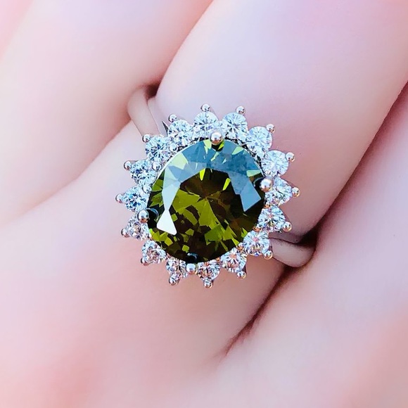 Jewelry - NWOT peridot sunflower silver ring